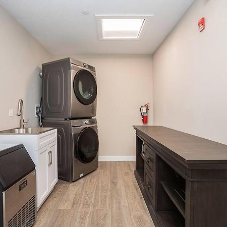 Private Room With Kitchen & Bath 4 布雷登顿 外观 照片