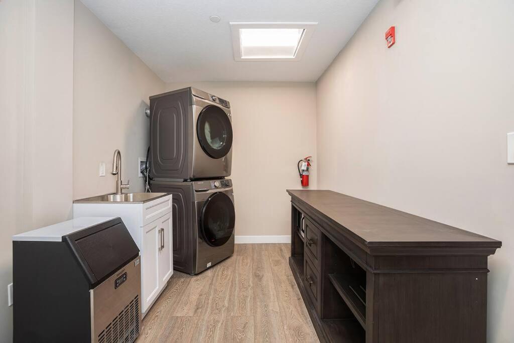 Private Room With Kitchen & Bath 4 布雷登顿 外观 照片